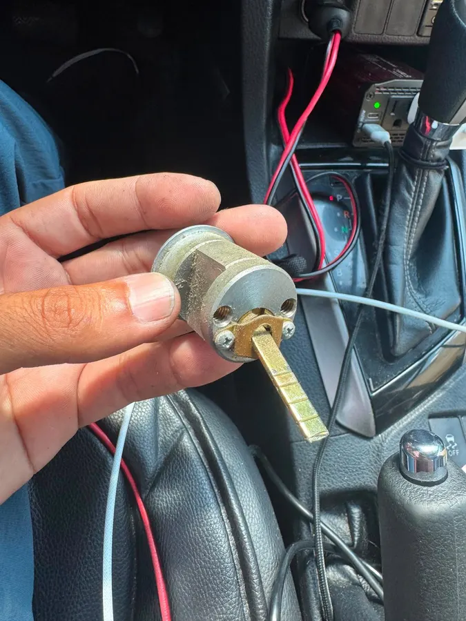Ignition cylinder with a freshly cut key